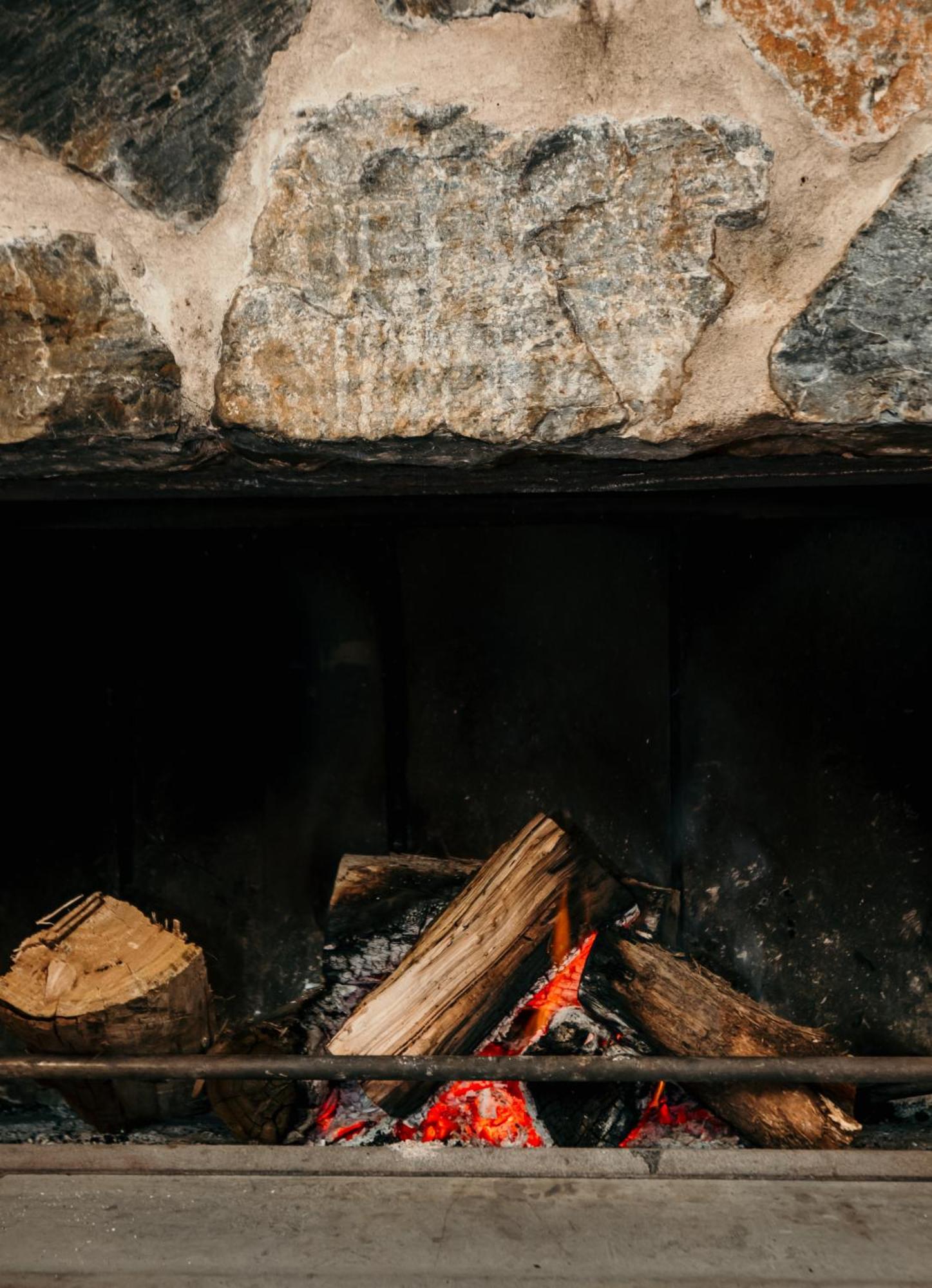 The Oak & Anchor Hotel Порт Феъри Екстериор снимка The interior of a wood-burning fireplace
