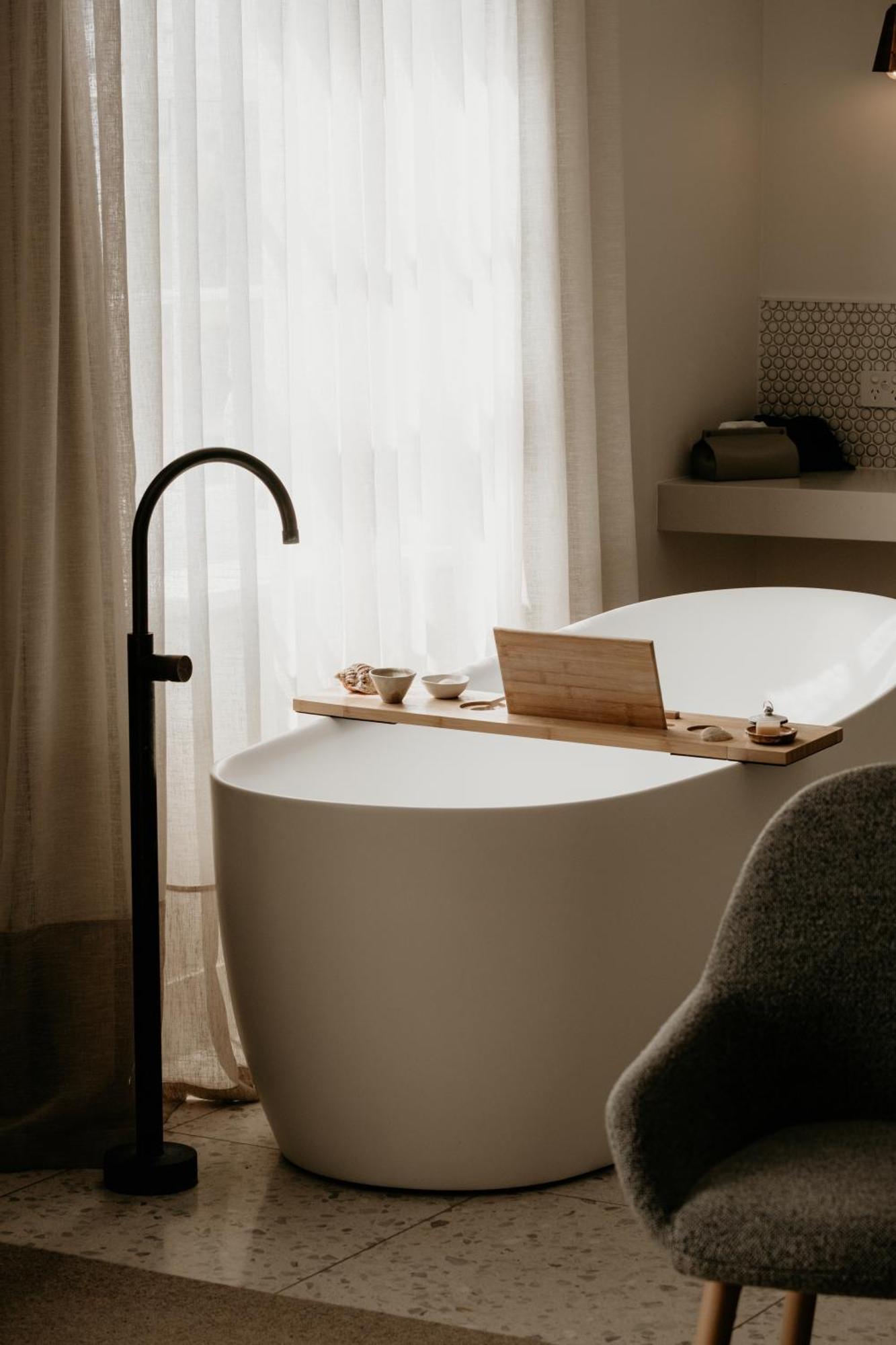 The Oak & Anchor Hotel Порт Феъри Екстериор снимка A freestanding bathtub