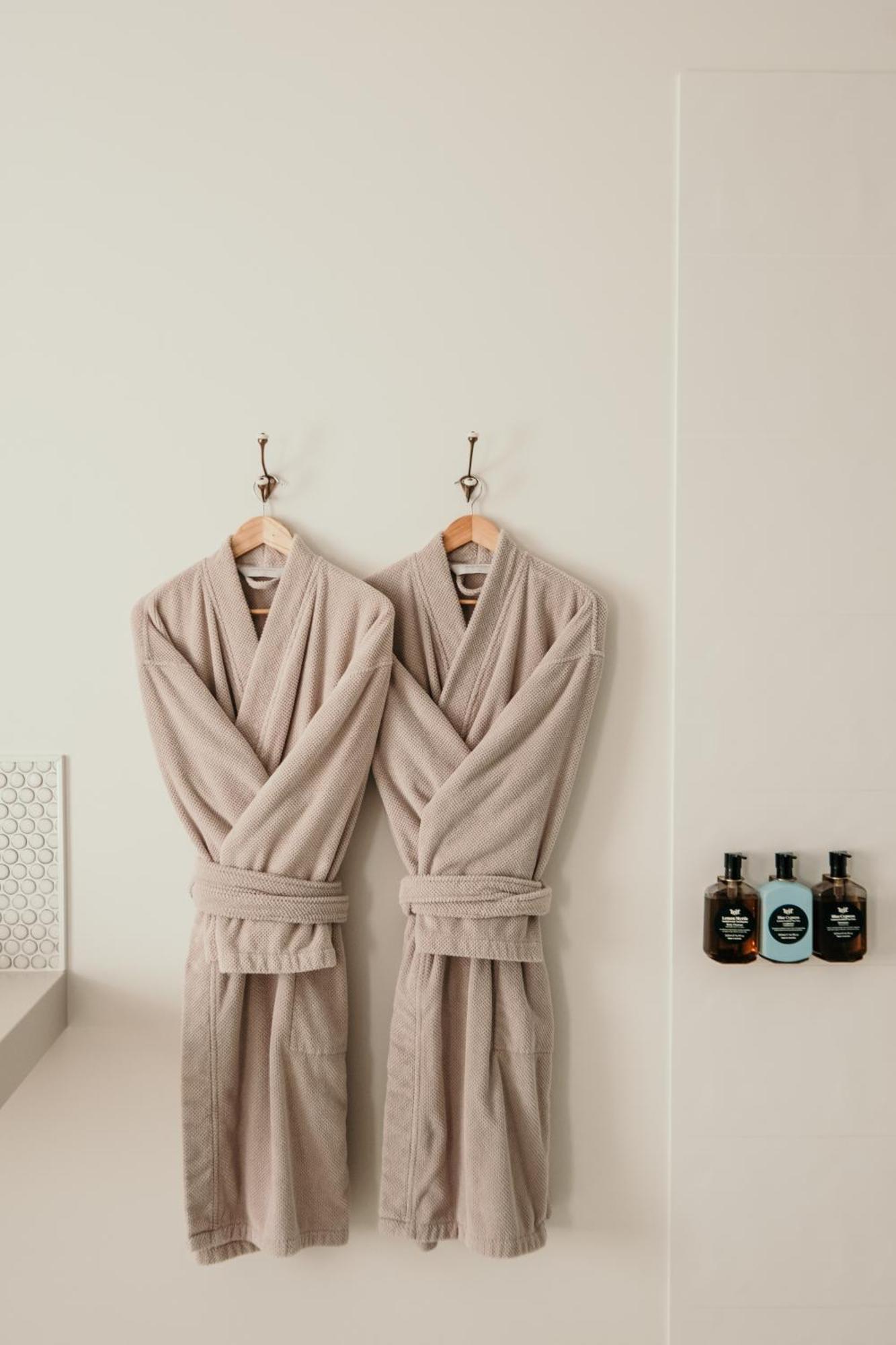 The Oak & Anchor Hotel Порт Феъри Екстериор снимка Two bathrobes hanging on a wall