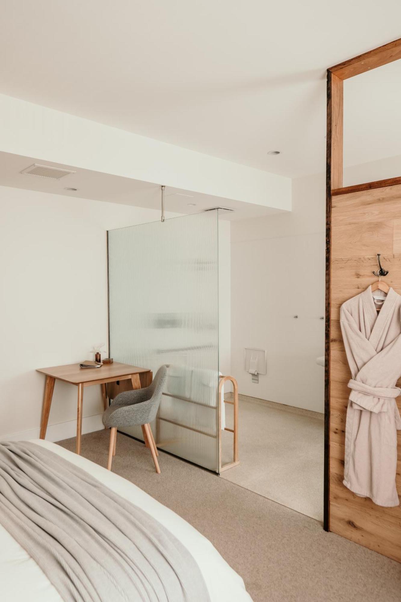 The Oak & Anchor Hotel Порт Феъри Екстериор снимка A shower enclosure