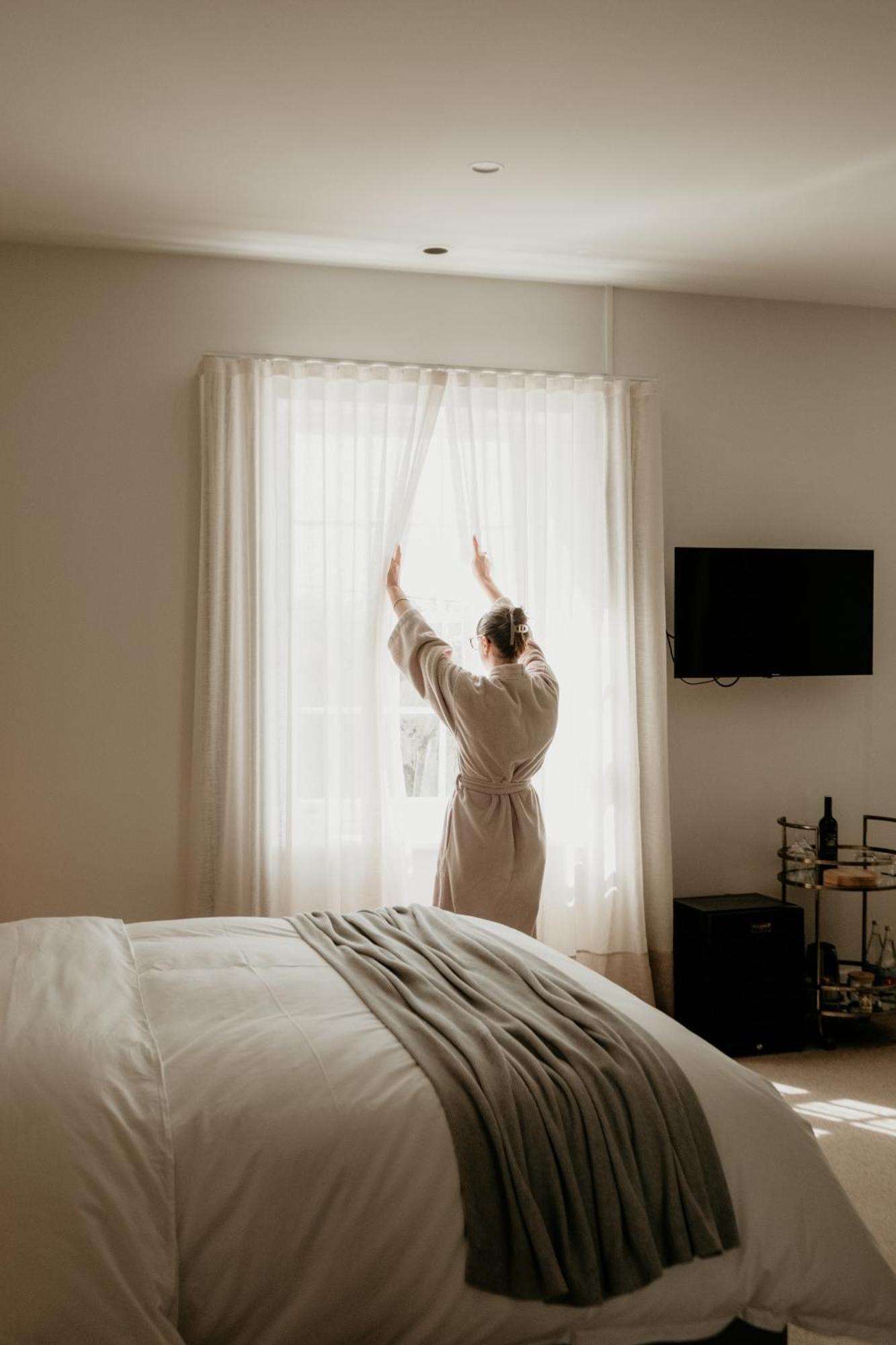 The Oak & Anchor Hotel Порт Феъри Екстериор снимка A woman opening the curtains in the morning