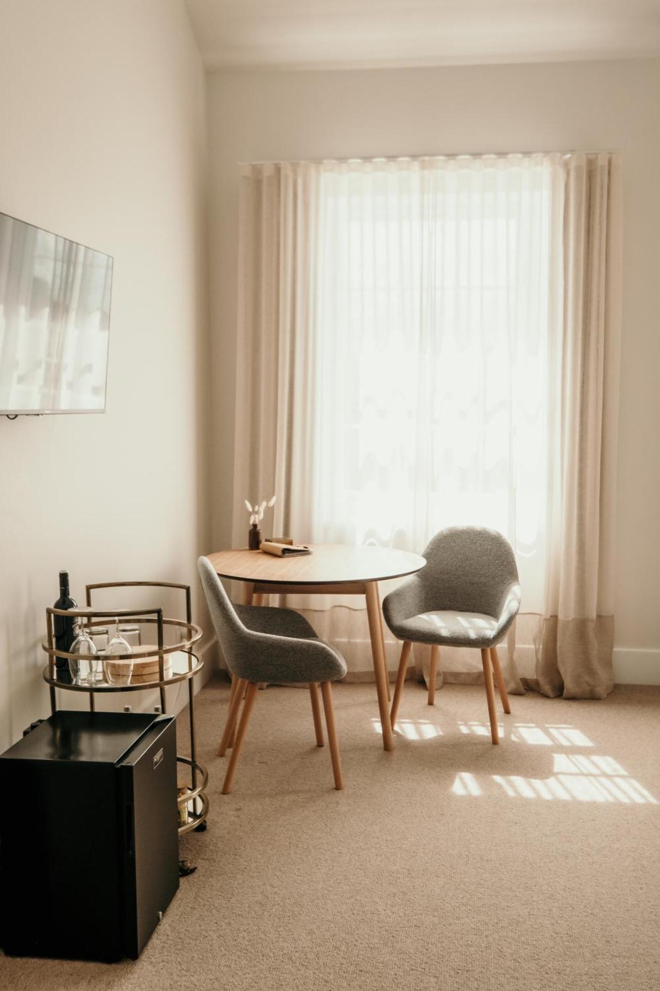 The Oak & Anchor Hotel Порт Феъри Екстериор снимка A room with a table and two chairs