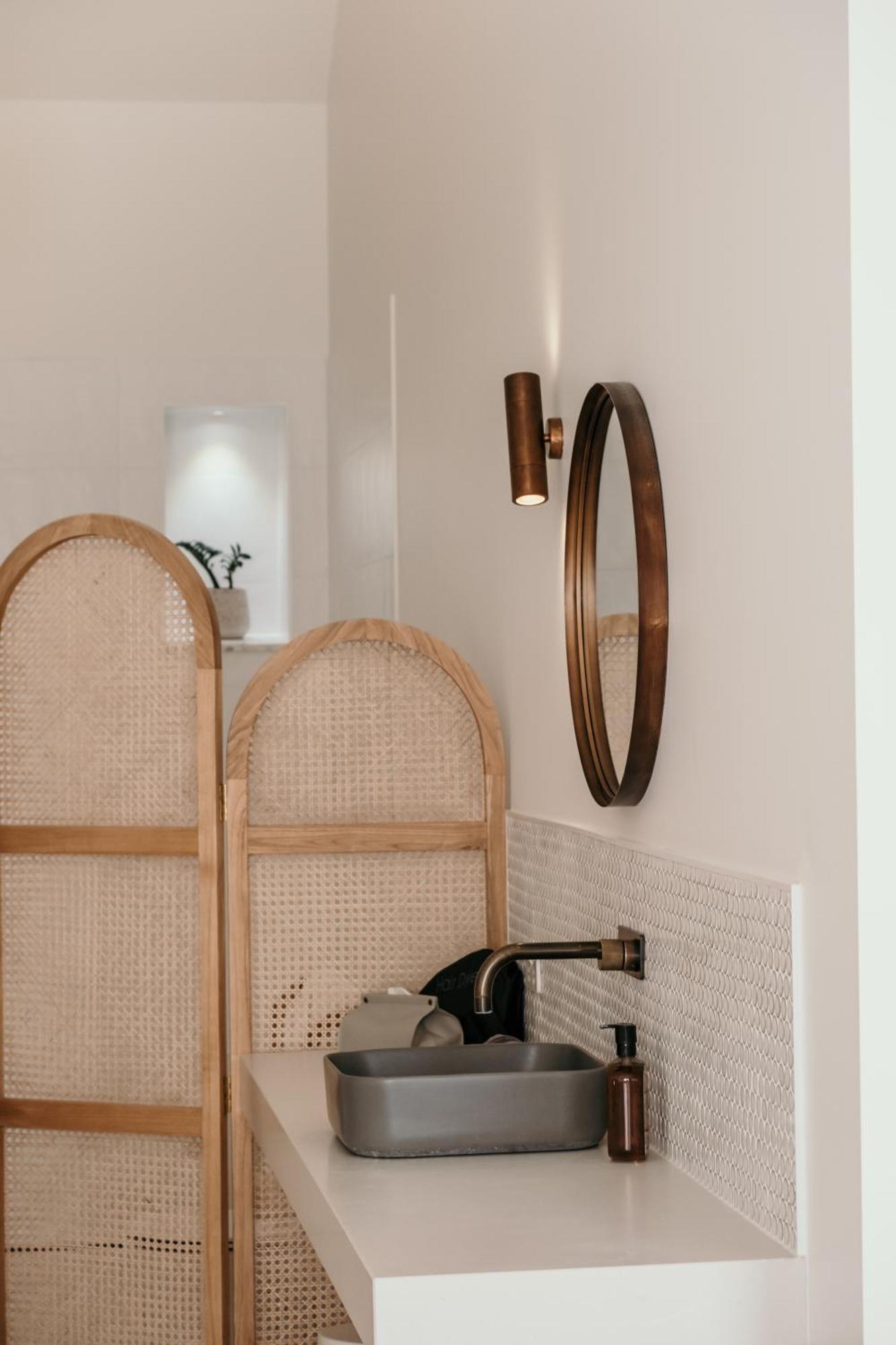 The Oak & Anchor Hotel Порт Феъри Екстериор снимка A wall-mounted mirror