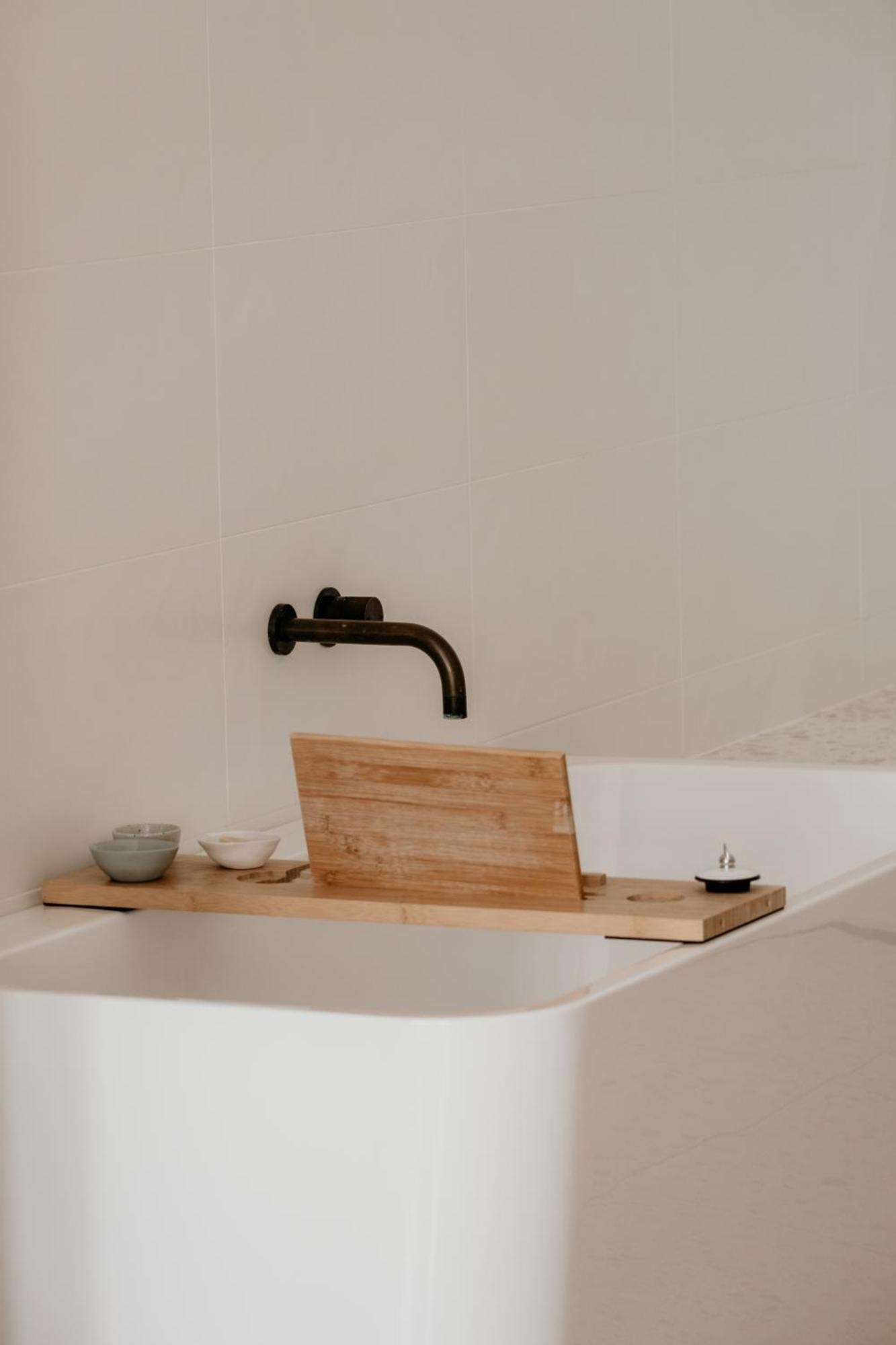 The Oak & Anchor Hotel Порт Феъри Екстериор снимка A bath caddy