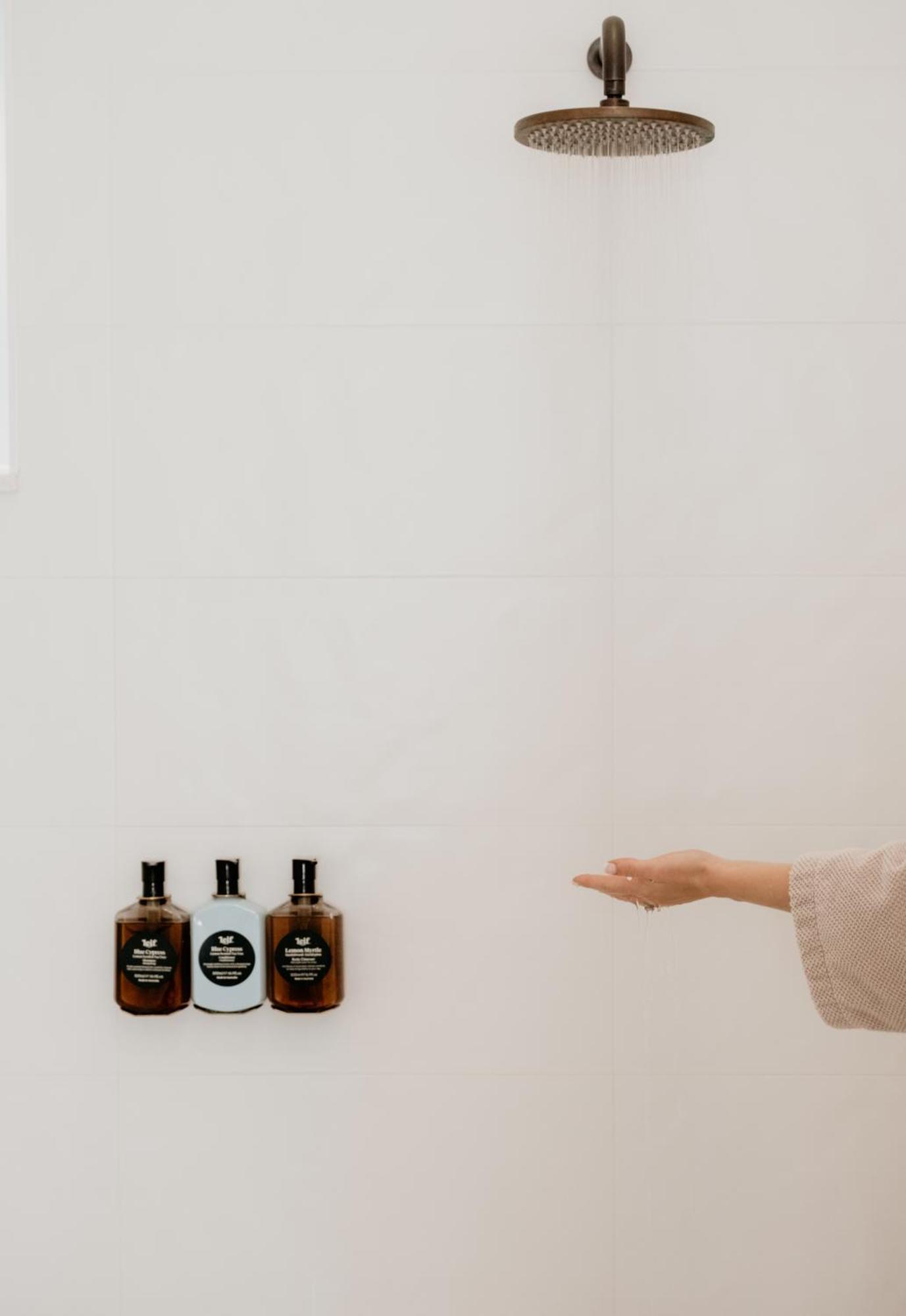 The Oak & Anchor Hotel Порт Феъри Екстериор снимка A hand washing with soap