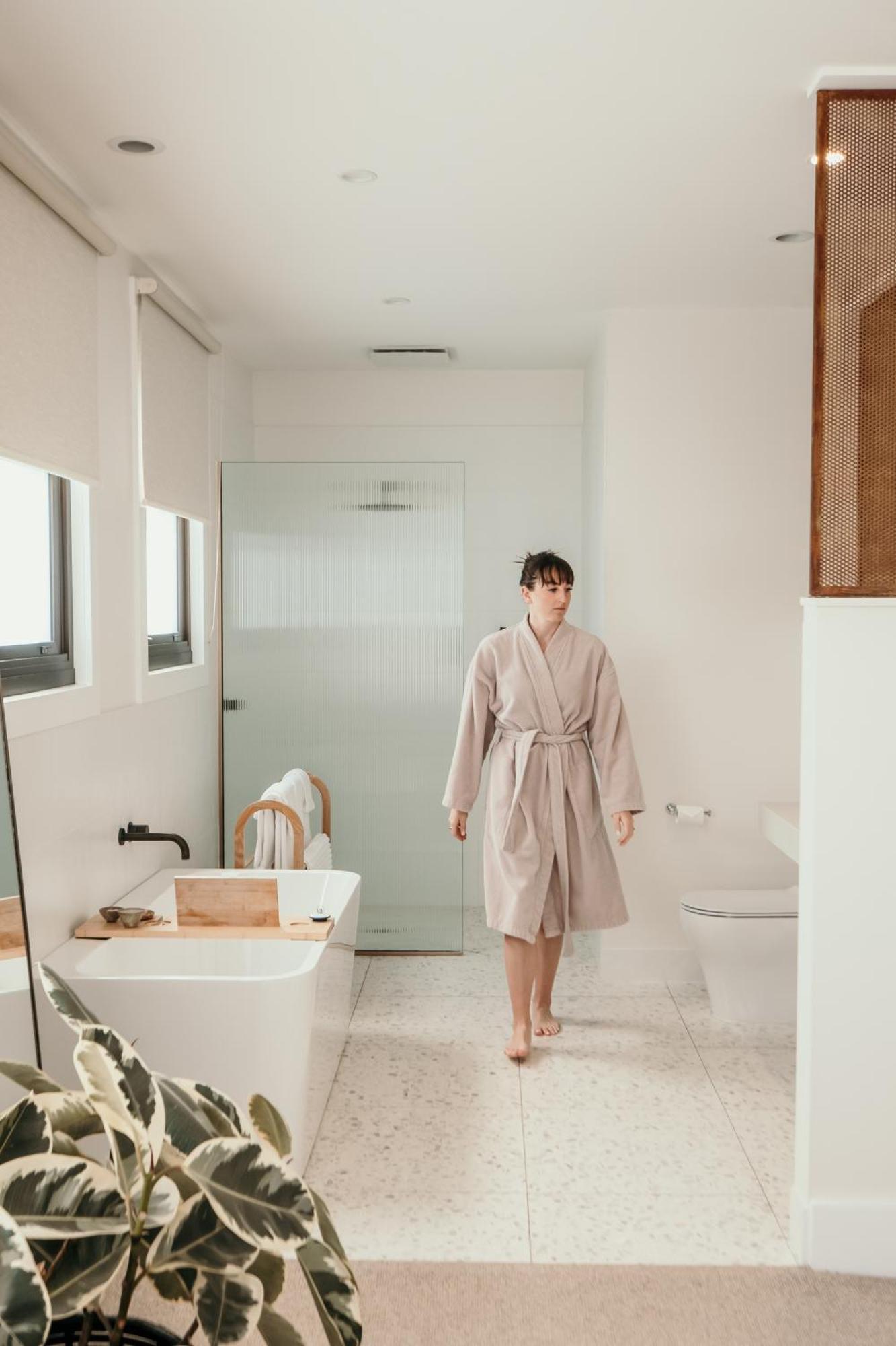 The Oak & Anchor Hotel Порт Феъри Екстериор снимка A woman wearing a bathrobe