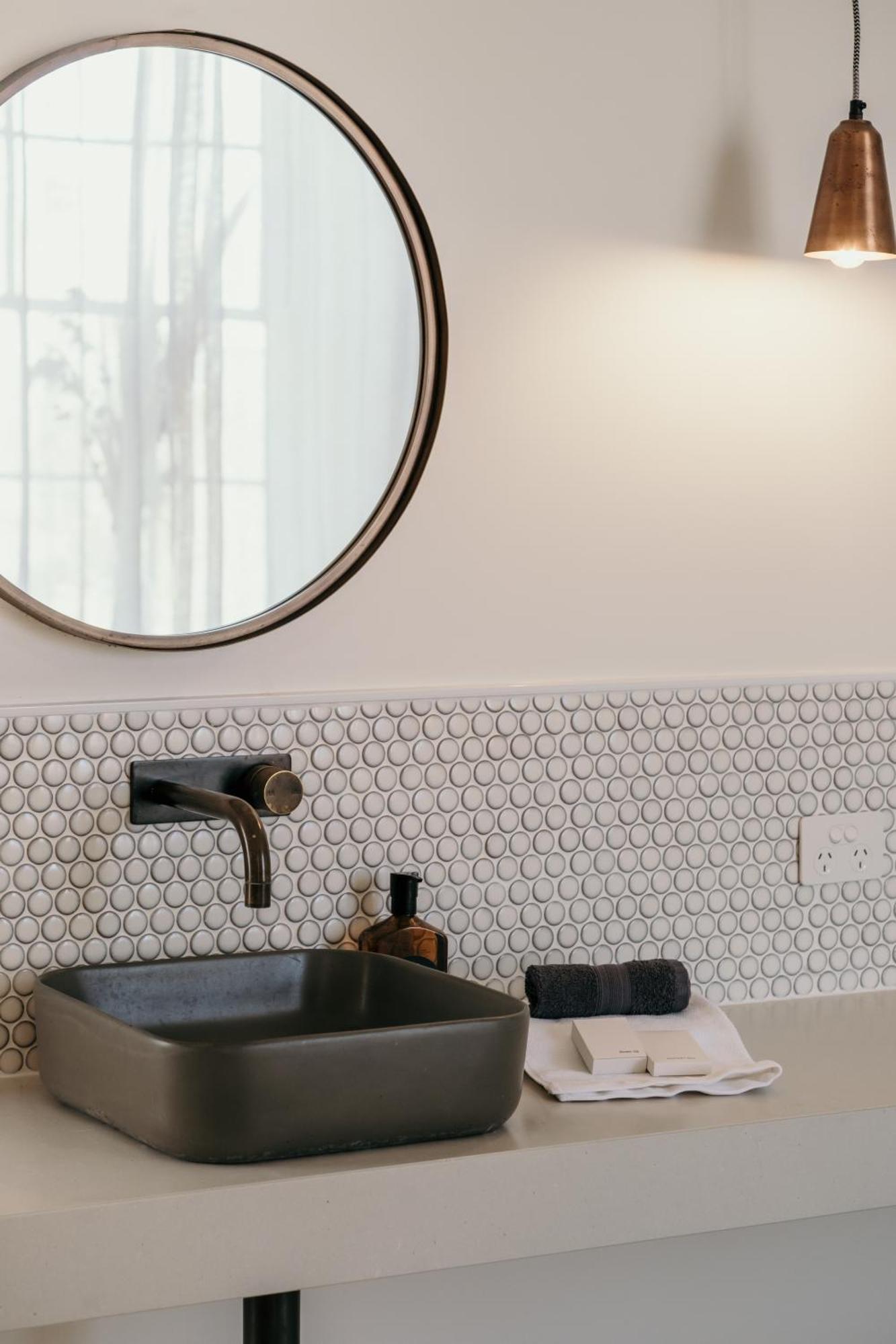 The Oak & Anchor Hotel Порт Феъри Екстериор снимка A bathroom with penny round tiles