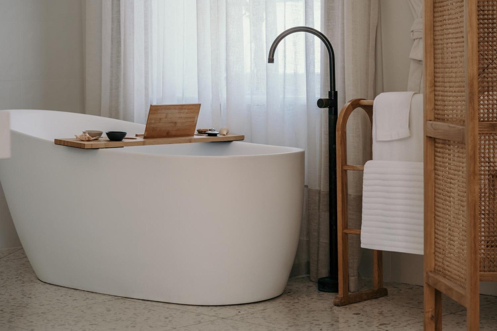 The Oak & Anchor Hotel Порт Феъри Екстериор снимка A freestanding bathtub
